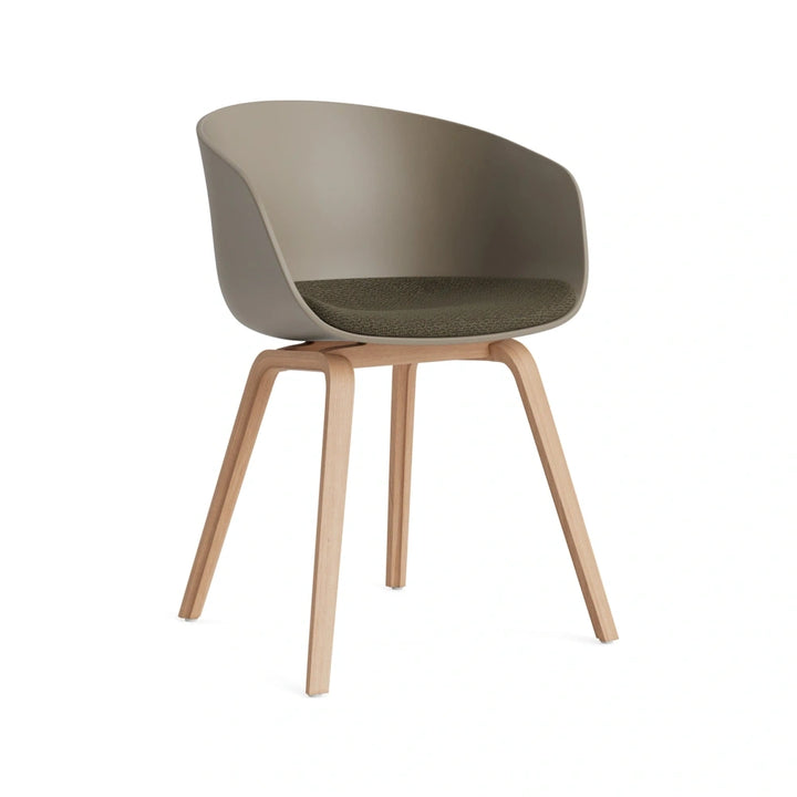 HAY AAC 22 khaki 2.0 shell – seat uph Maglia Olive – wb lacquered oak base