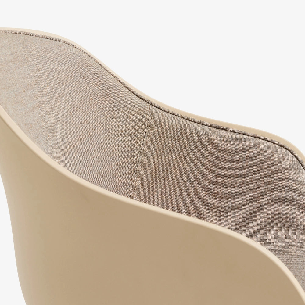 HAY AAC 252 front uph Remix 242 pale peach 2.0 shell – polished alu base – detail