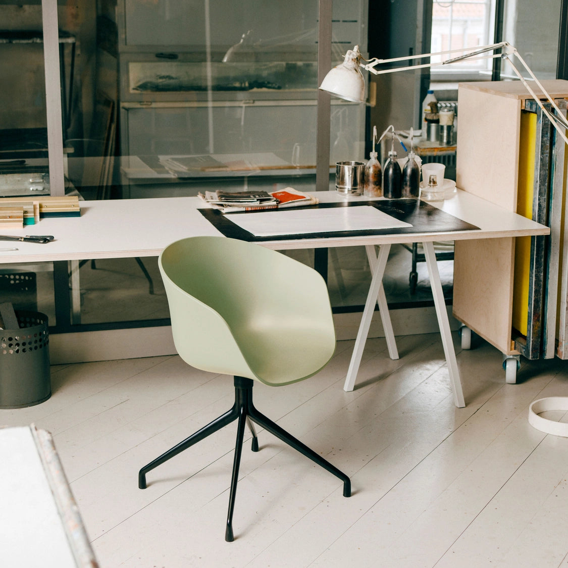 Family context: HAY AAC 20 bare-shell swivel chair in a workspace